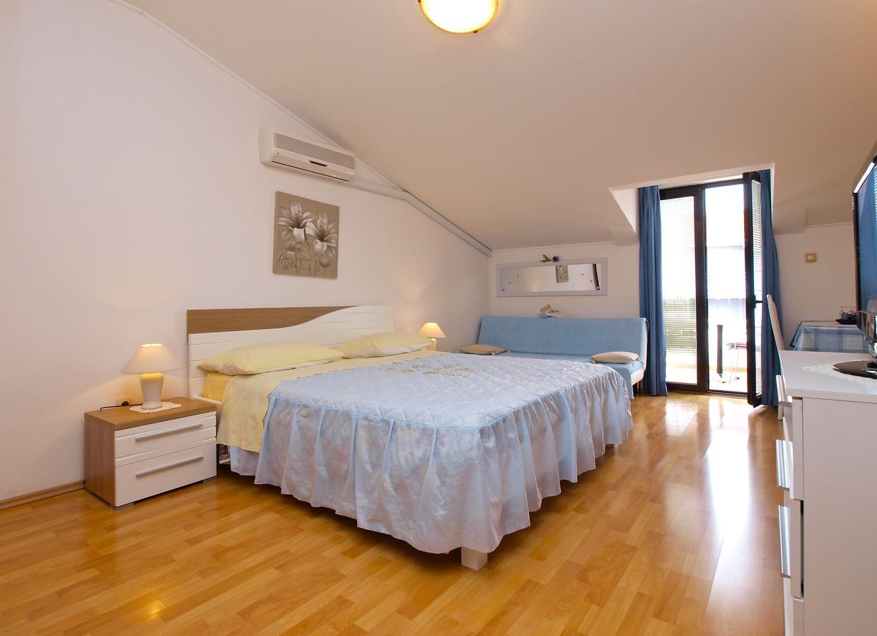 Apartments Milan 1048 Rovinj Exterior photo
